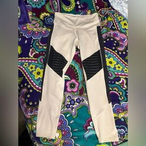 NWT Les Mills Reebok Women’s Beige and Black Panel Leggings size Medium